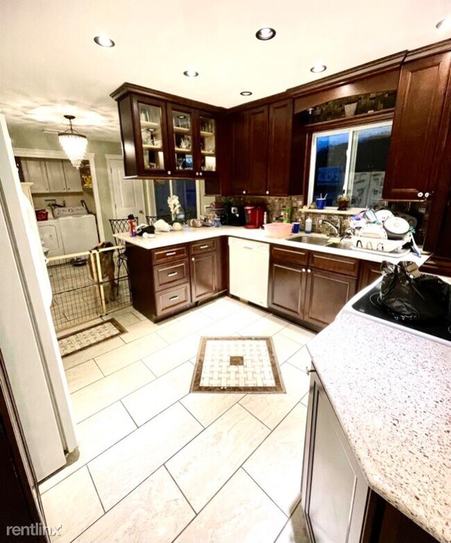 Foto del edificio - 3 br, 1 bath House - 17 Leola Ave