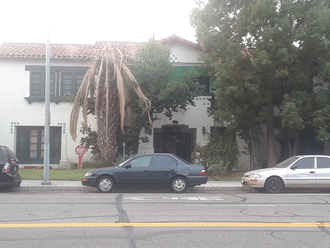 Outside Building - 404 E Chevy Chase Dr