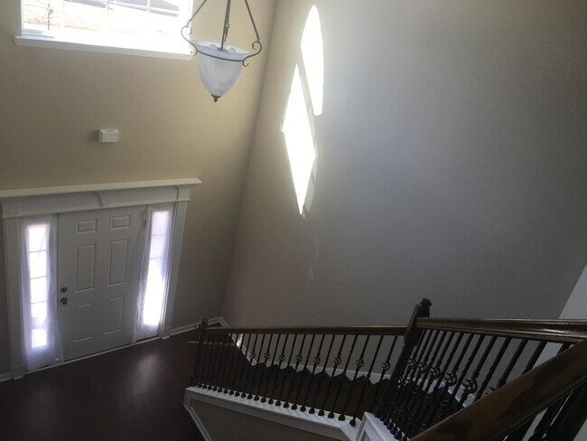 Building Photo - 607 Red Oak Ln