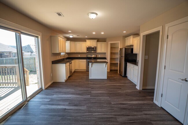 Foto del edificio - Spacious 3 Bedroom, 2 Bathroom home!