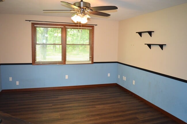 Building Photo - 1870 Sand Ridge Ct