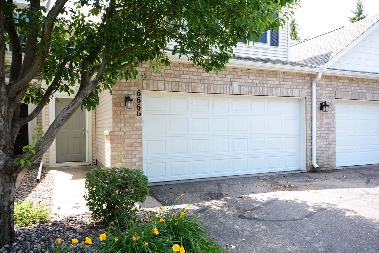 Primary Photo - Beautiful 3 Bed/2 Bath Townhome in Apple V...