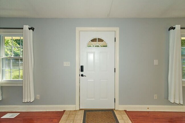 Building Photo - Charming 2 Bed Bungalow in Great SoBro Location!