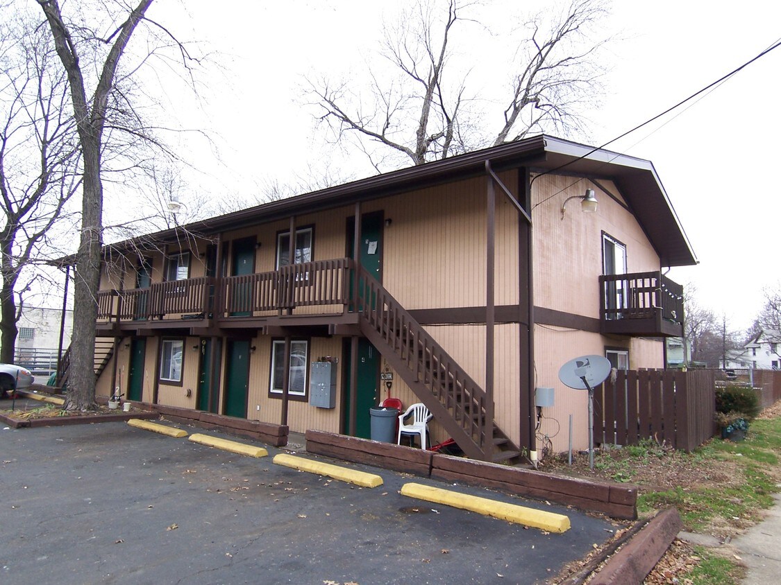 Building Photo - 110 N College St