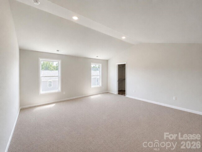Foto del edificio - 5044 Wolfridge Ave