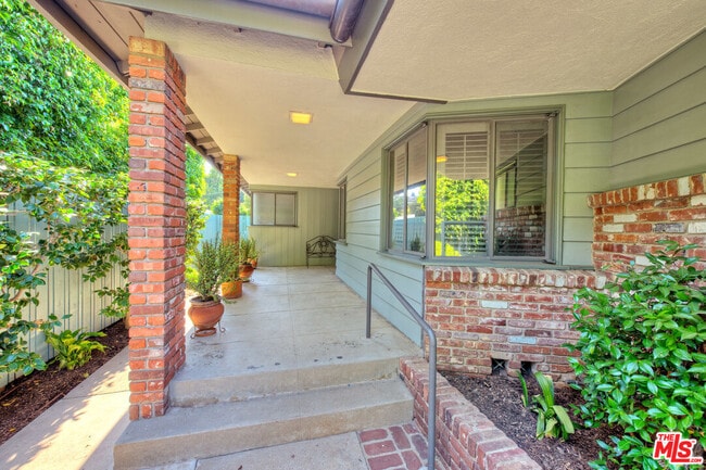 Building Photo - 221 S Carmelina Ave