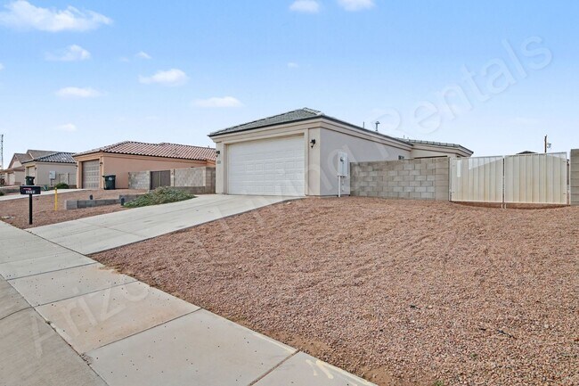 Foto del edificio - CENTRALLY LOCATED...RV PARKING...LARGE LOT