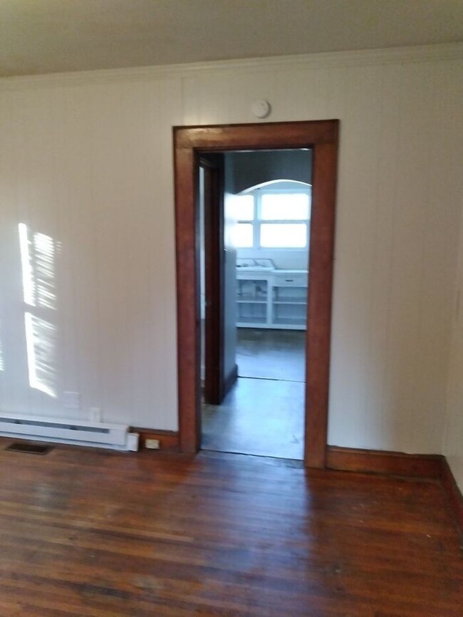 Building Photo - Adorable duplex ready and waiting for you!