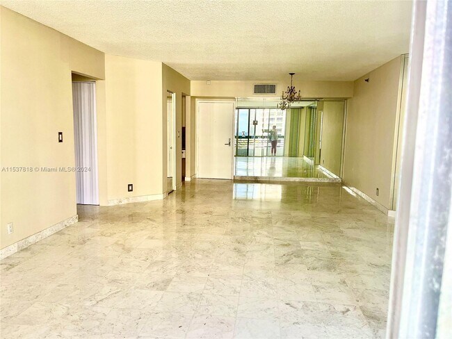Foto del edificio - 3600 Mystic Pointe Dr