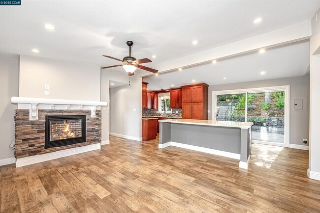 Building Photo - 1371 Juanita Dr