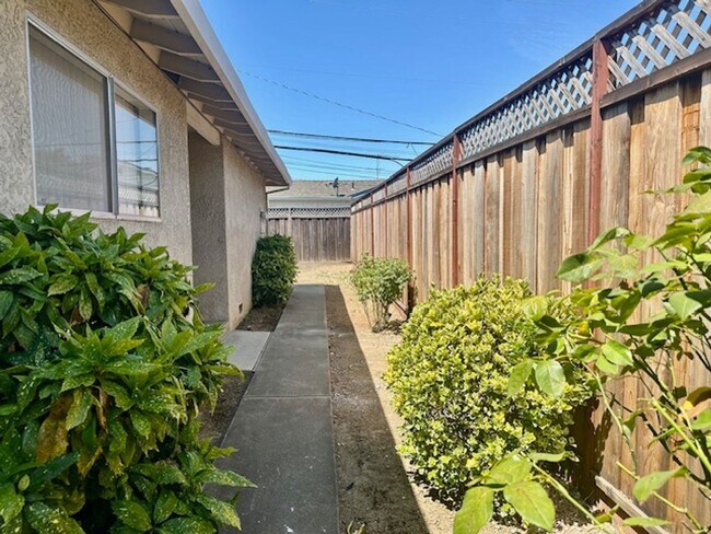 Foto del edificio - Beautiful Move-In Ready Two Bedroom Two Ba...