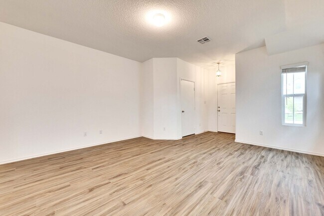 Building Photo - 221 Majestic Cedar Dr