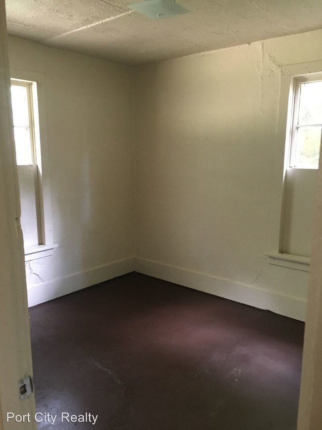 Building Photo - 2 br, 1 bath House - 620 W. 72nd St.