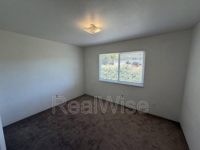 Building Photo - 2145 NW Heidi Ln