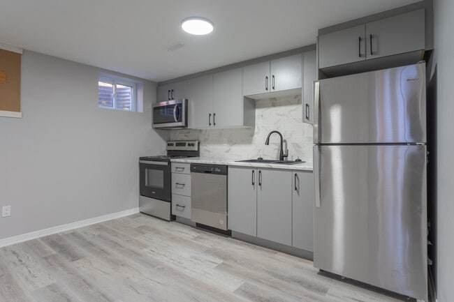 Photo du bâtiment - For Rent – 2 Bed / 1 Bath Basement Unit in...