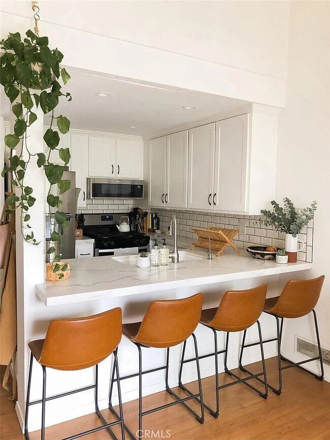 Building Photo - Coastal-Chic 1BR with In-Unit Laundry, Central A/C, and All Utilities Included — Steps to Hunting...