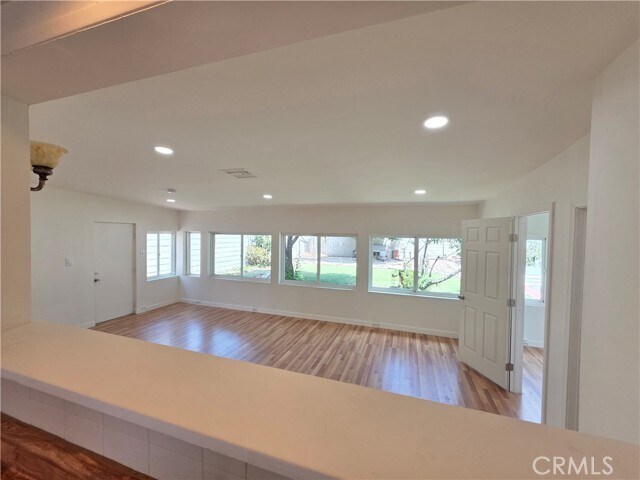 Foto del edificio - 8834 Stansbury Ave