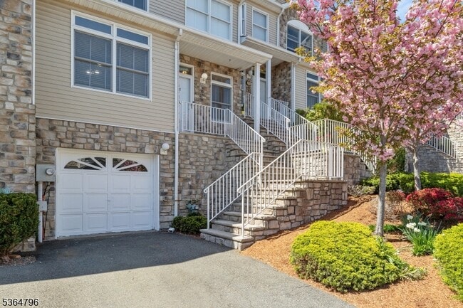 Building Photo - 28 Pinfold Ct