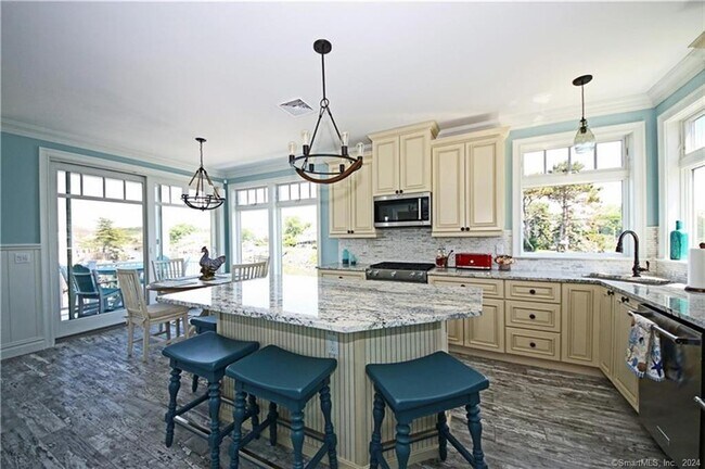 Foto del edificio - 2154 Fairfield Beach Rd