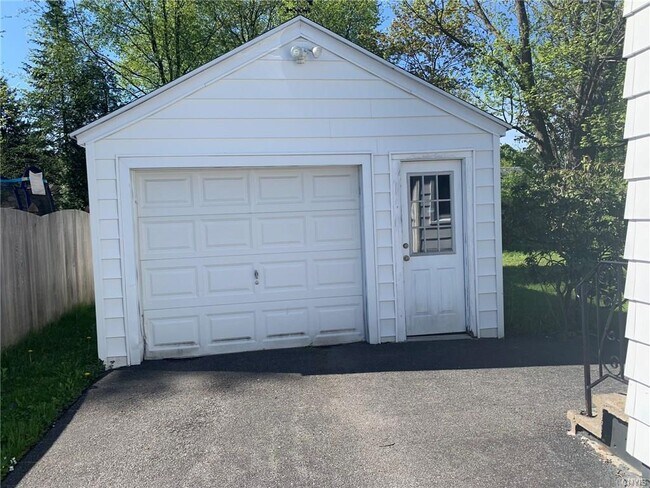 Building Photo - 108 Waterbury Dr