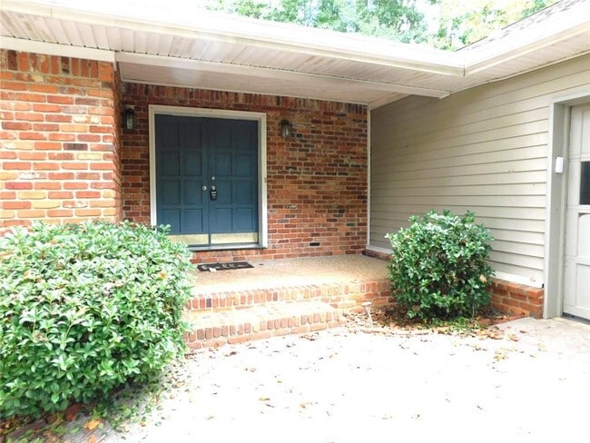Building Photo - 626 Indian Hills Pkwy NE