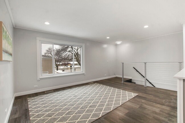 Building Photo - 1561 Quaker Ln