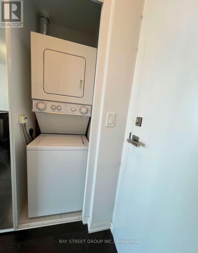 Photo du bâtiment - 832 Bay St.