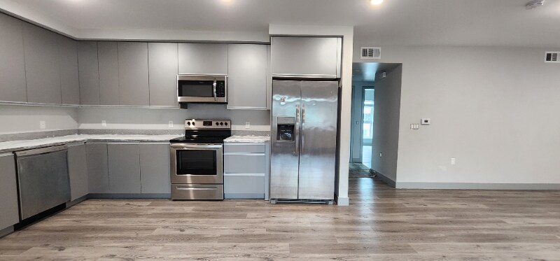 Foto principal - 7040 Woodman Ave