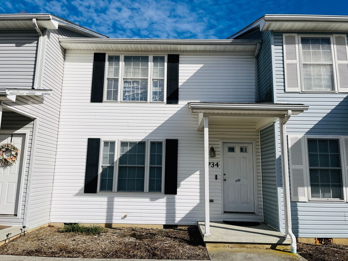 Foto principal - 2 Bedroom, 2.5 Bath Townhouse