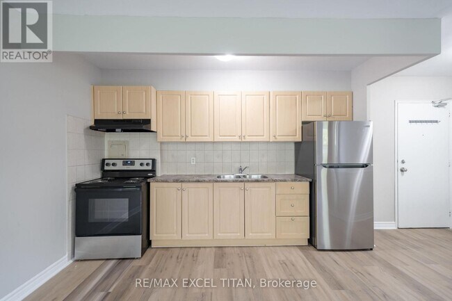 Building Photo - 468 Ottawa St N