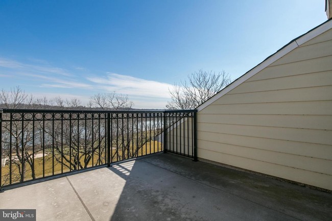 Building Photo - 18368 Fairway Oaks Square