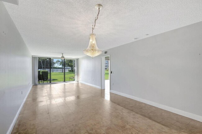 Foto del edificio - 2741 Village Blvd