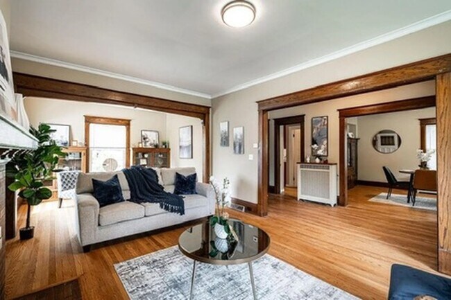 Building Photo - Amazing 5-Bedroom, 2.5 Bathroom Updated Ho...