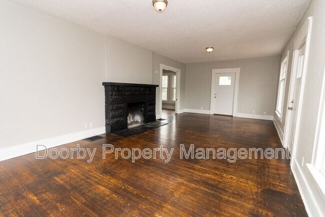 Photo - 2802 Fairview Dr House