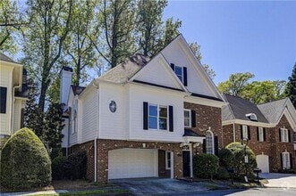 Building Photo - 1103 Fairway Gardens NE