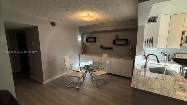 Foto del edificio - 2761 S Oakland Forest Dr