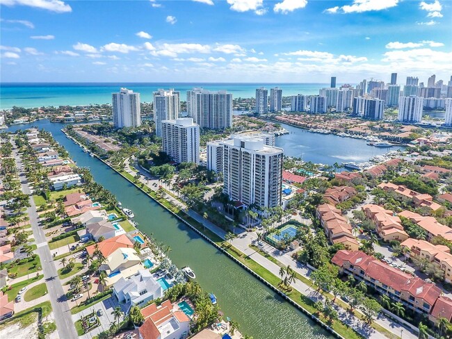 Foto del edificio - 3610 Yacht Club Dr