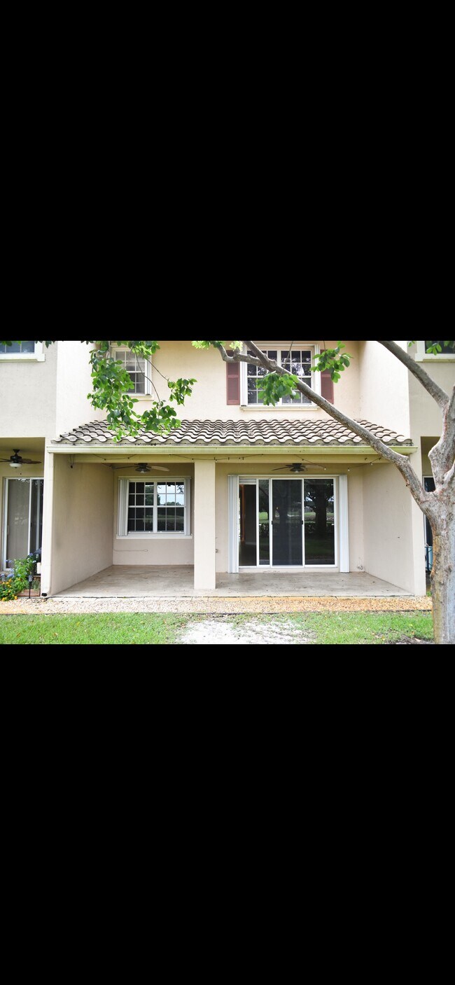 Building Photo - 3240 Fairway Cir