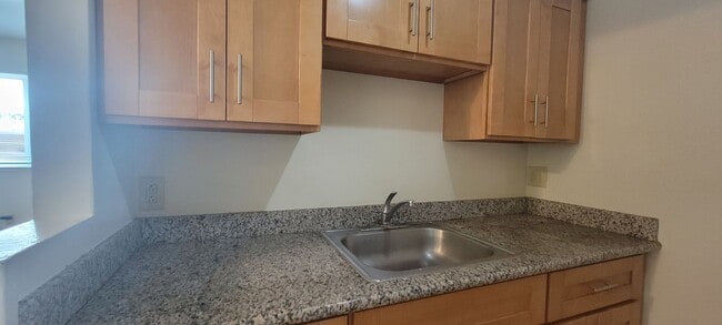 Building Photo - This is a great 1-bdr right in the heart o...