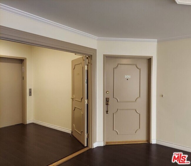Foto del edificio - 10475 Ashton Ave