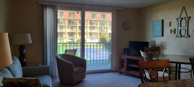 Foto del edificio - Vacation Rental - 30 Day min across From D...