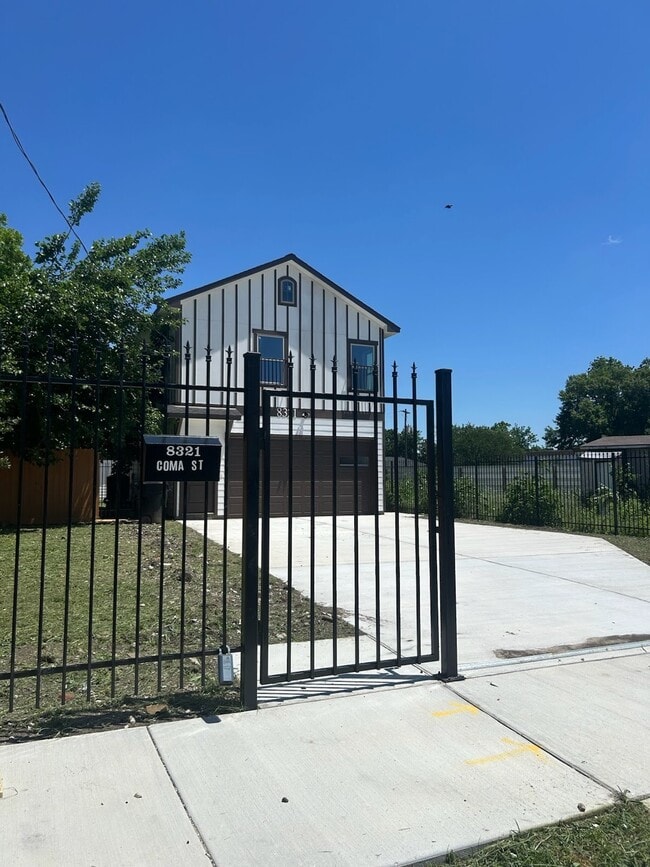 Building Photo - 8321 Coma St