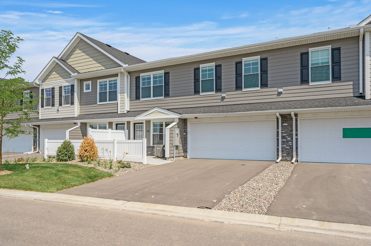 Primary Photo - 10884 Everest Pl N