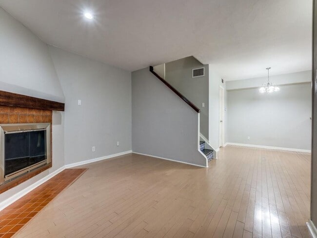 Foto del edificio - 2 Bedroom Townhome by SMU with a Pool!