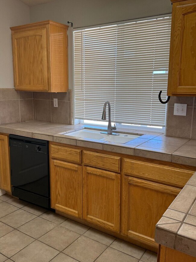 Building Photo - MOVE-IN -READY