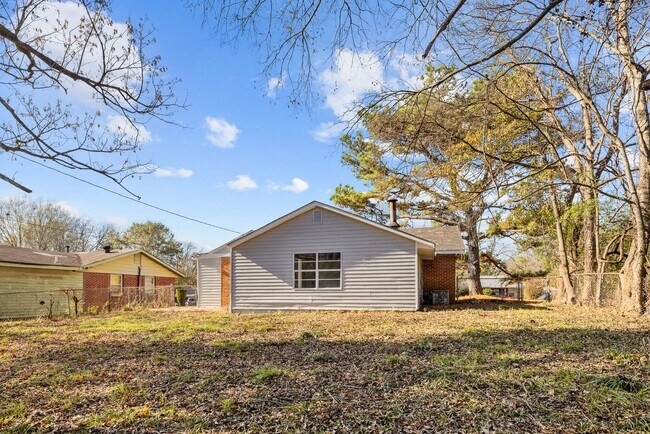 Foto del edificio - Newly Renovated 3 Bedroom 2 Bath Home Available Now! MOVE-IN SPECIAL: Get your FIRST MONTH'S rent...