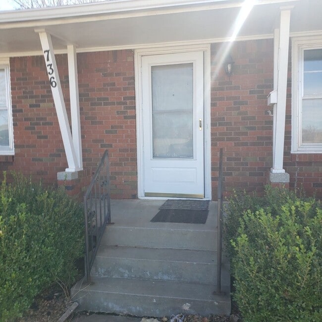 Building Photo - Well Kept Two Bed Room