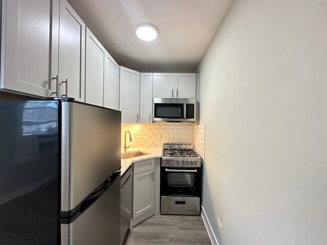 Building Photo - 545 W Belmont Ave