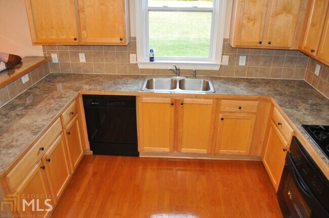 Building Photo - 3120 Vaughan Dr