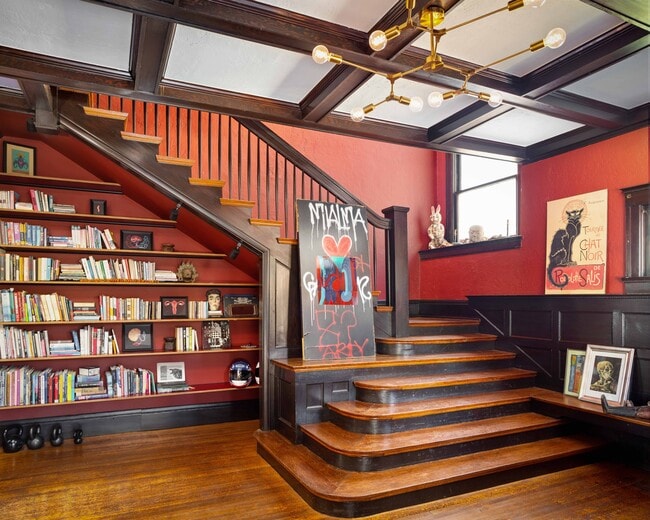 Building Photo - 2631 Kenwood Ave